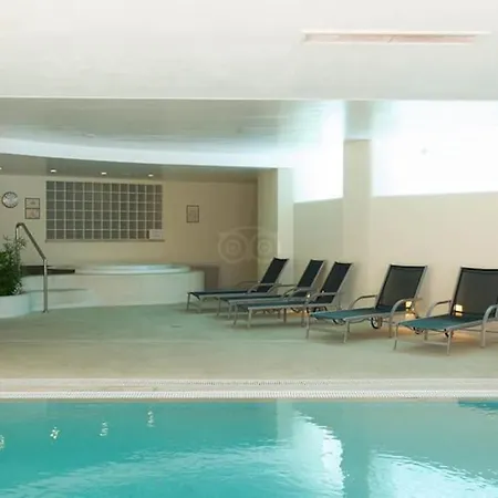 Dans Un Magnifique Complexe *